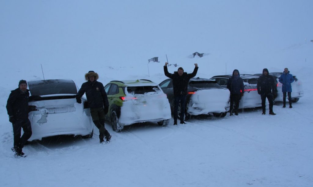 Fem elbiler på vintertest i de norske bjerge.