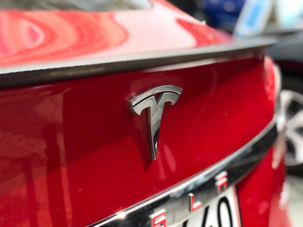 Tesla rød