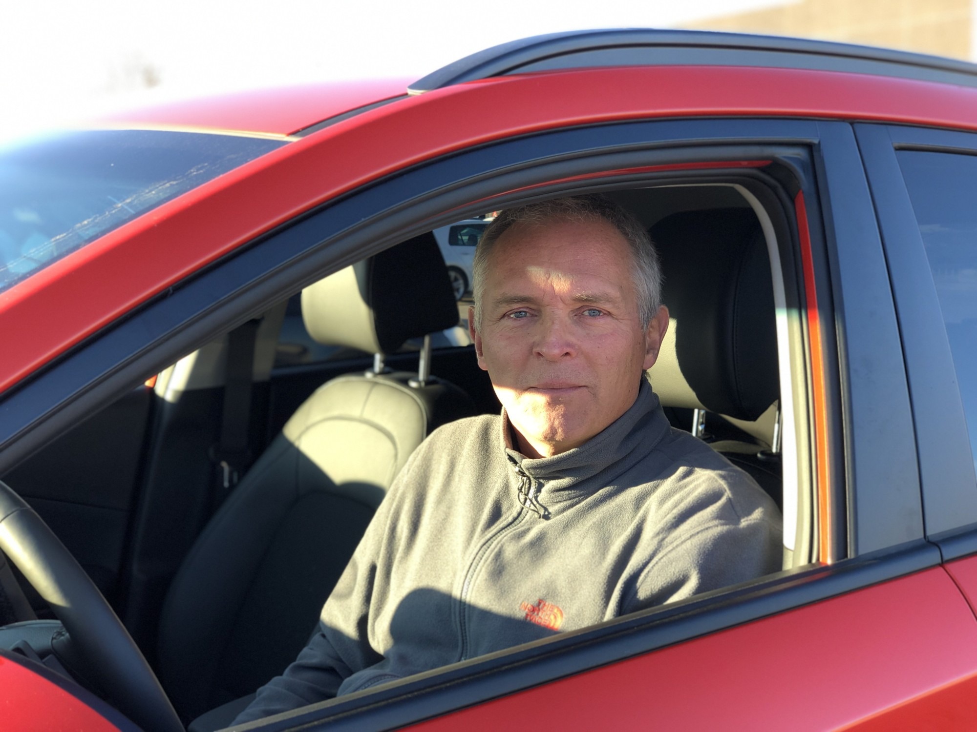 Martin Messer Thomsen i en rød bil.